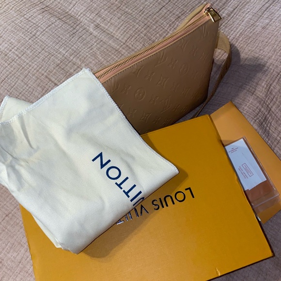 *SOLD*LV Coussin - Picture 10 of 13